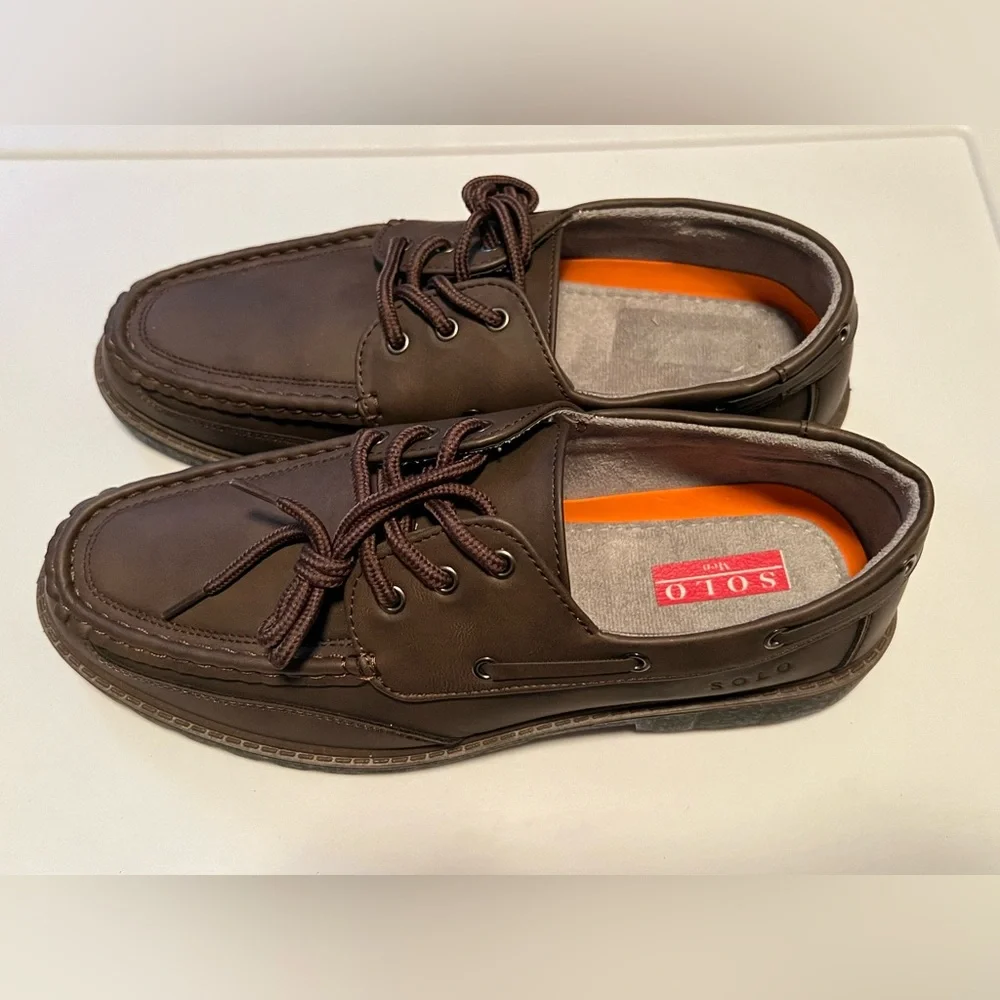 Size 8.5 men’s brown boat shoes